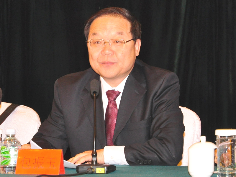赤峰市人民政府常务副市长包振玉主持会议