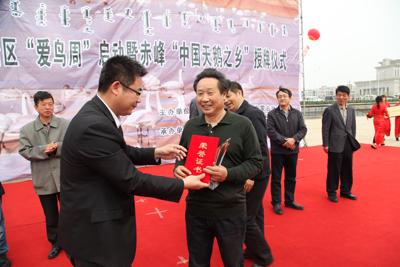  集团副总裁韩风雨为一等奖作者颁奖。