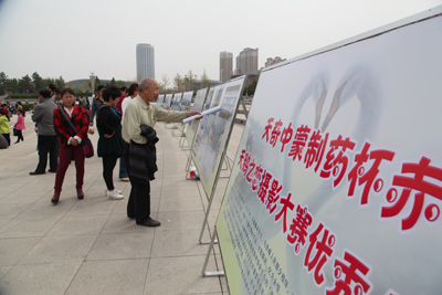 市民参观获奖作品的展览。